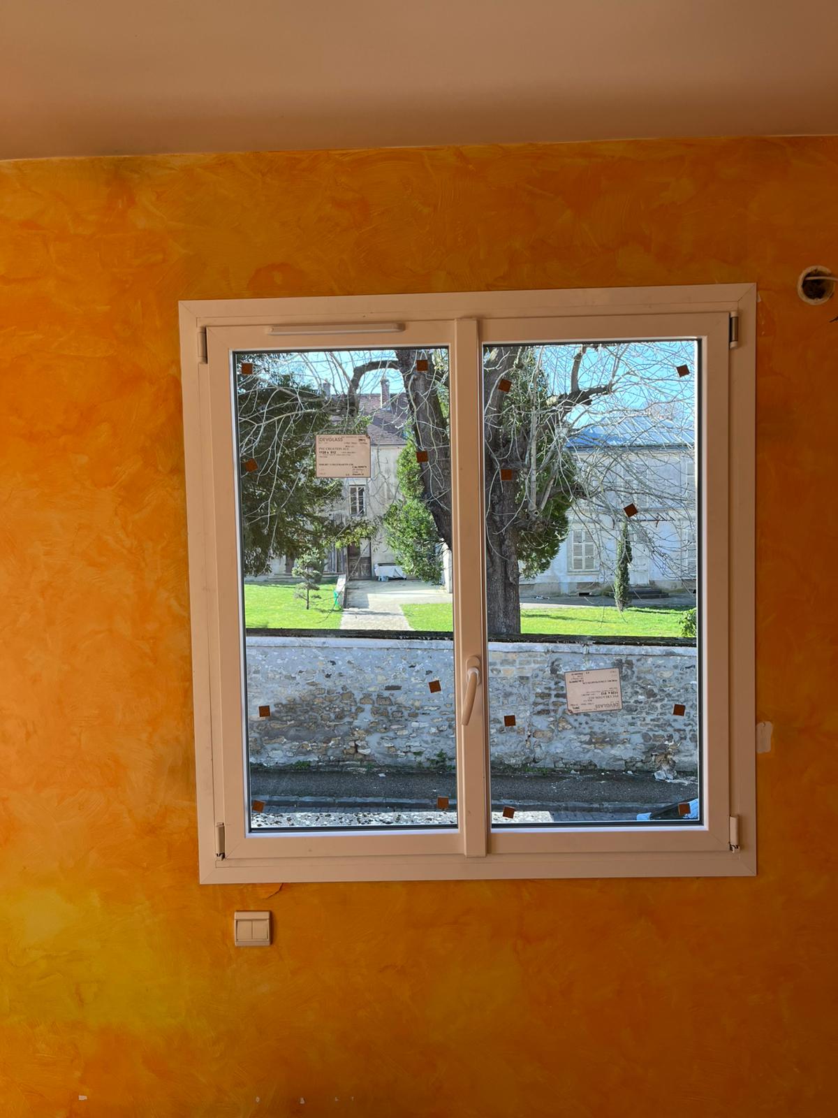 Fenêtre coulissante en aluminium noir avec grande baie vitrée offrant une vue panoramique